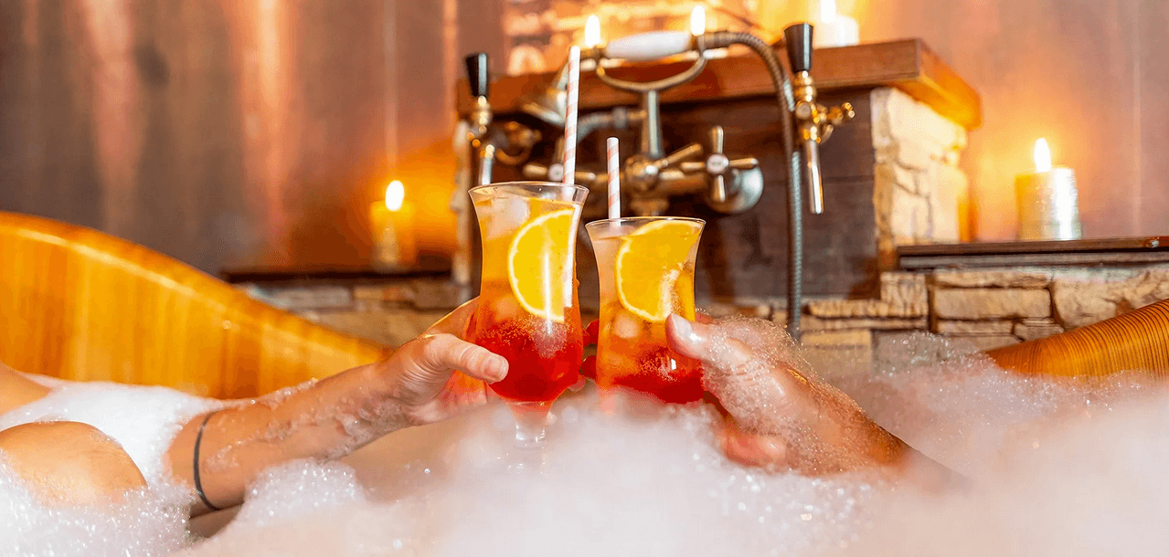 Párová relaxace: 60min. lázeň s vůní pomeranče, eukalyptu nebo perníčků a drink dle výběru