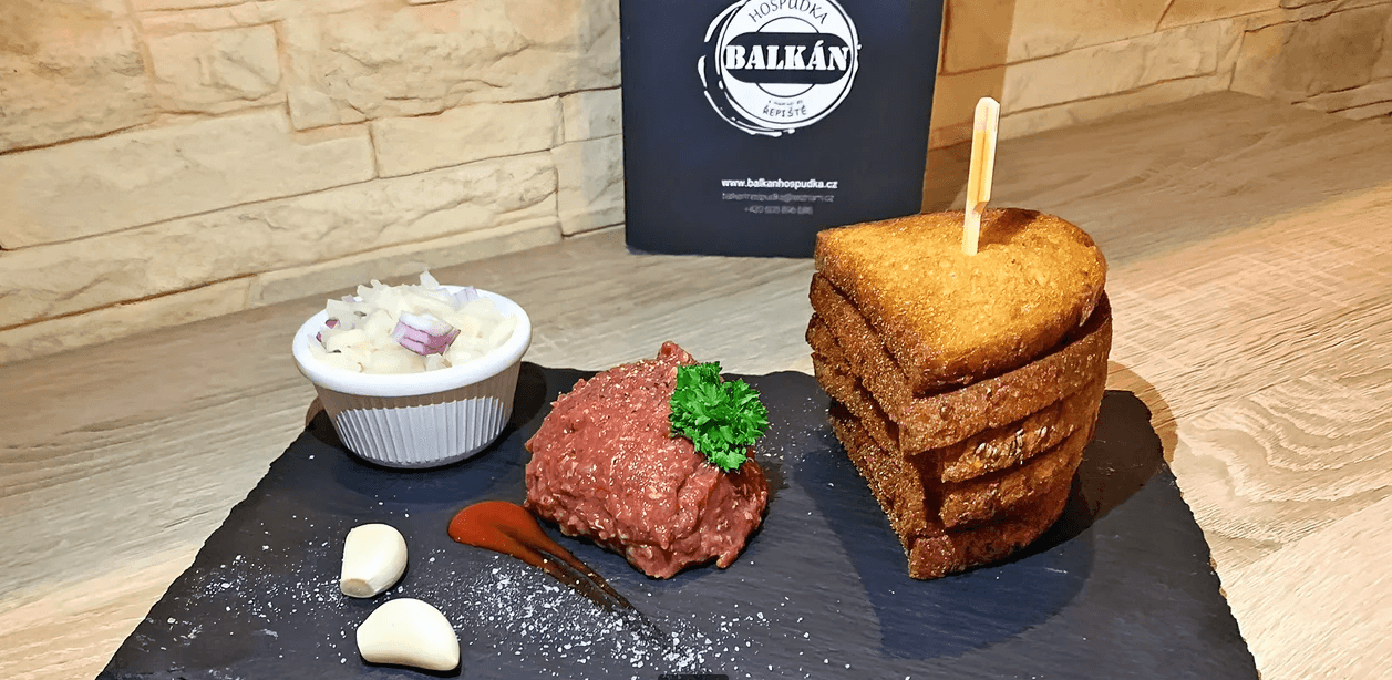 Masová dobrota: hovězí tatarák a křupavé topinky