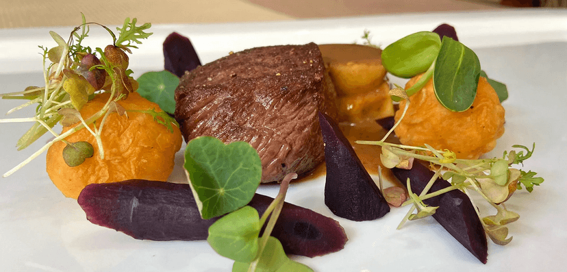 Degustační valentýnské menu: předkrmový a dezertní raut, humří polévka i steak 