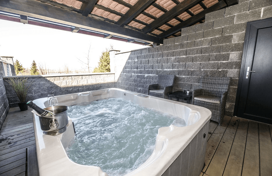 4chodové menu a wellness pro 2 osoby vč. vířivky a panoramatické sauny 