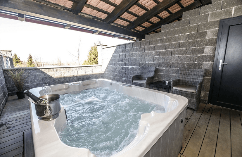 4chodové menu a wellness pro 2 osoby vč. vířivky a panoramatické sauny 