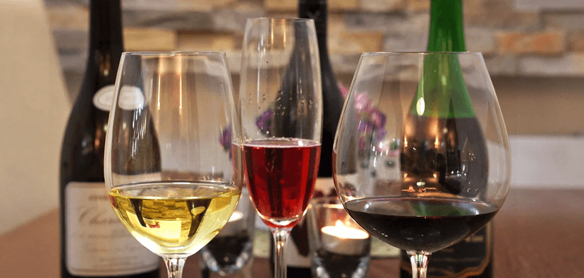 Dokonalá romantika: svatovalentýnská řízená degustace vín s občerstvením pro 2 osoby