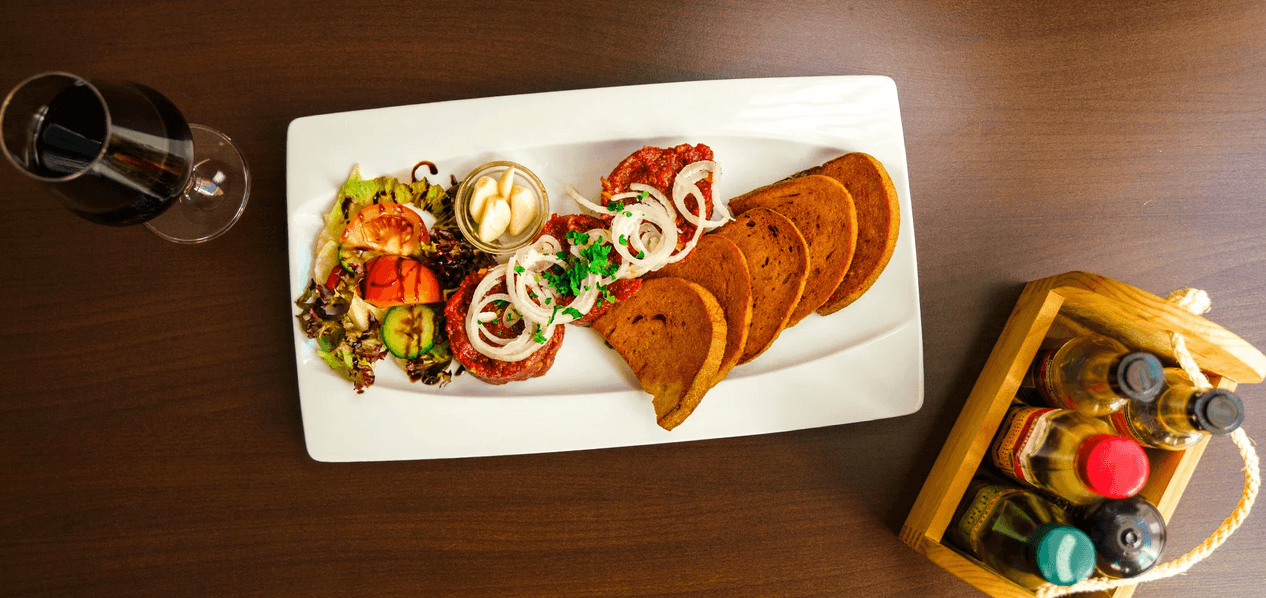 Sen milovníků masa: 300 g tataráku a neomezené množství topinek v restauraci hotelu Millenium