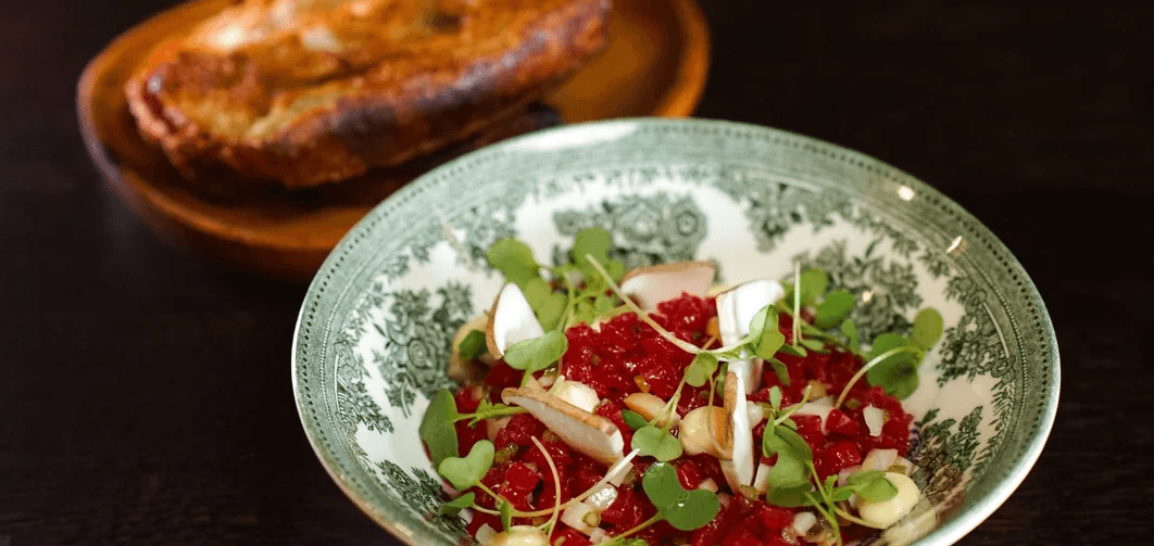 Degustační menu pro 2 osoby: hovězí tatarák, kachna, crème brûlée i koktejly 