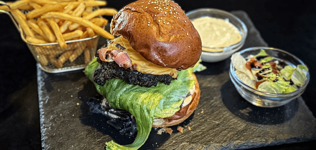 Brdský burger z regionálního hovězího masa, hranolky a pivo