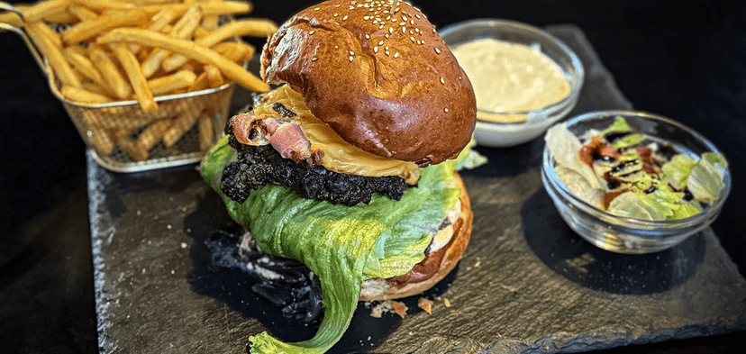 Brdský burger z regionálního hovězího masa, hranolky a pivo