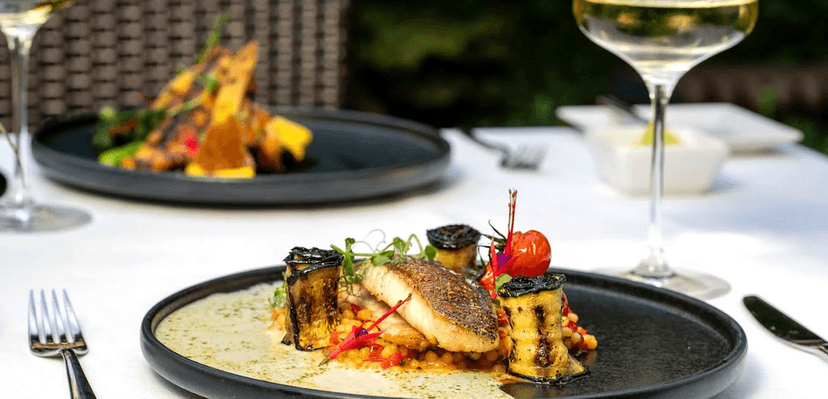 Pětichodové menu à la carte s lahví vína v oceňované The Grand Mark Prague pro 2 osoby 