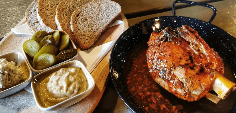 Pořádná hostina: pečené koleno o váze 750 g, chleba a omáčky