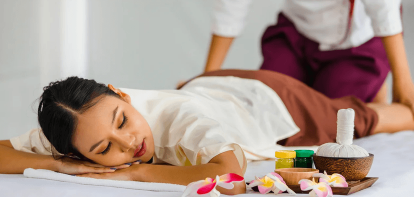 Thajská masáž na 60 minut: tradiční Nuat Boran nebo aromatická olejová 