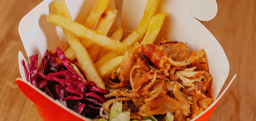 Velký kebab box pro jednoho: maso, zelenina, dresink a příloha podle výběru 