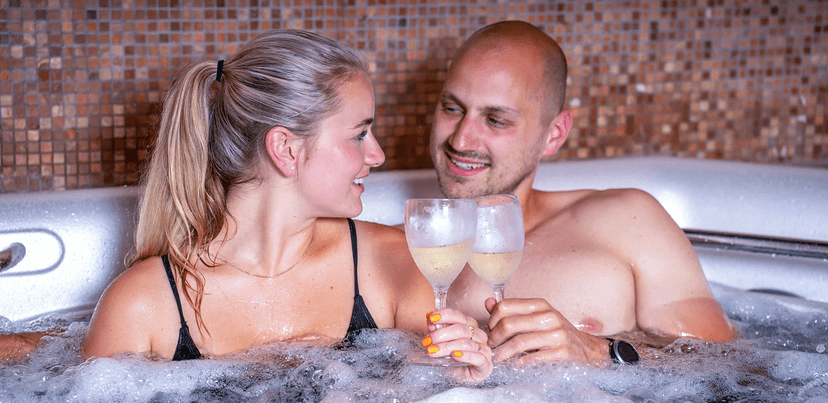 50 min. v privátní vířivce, ledový čaj a tříchodové menu pro 2 osoby 