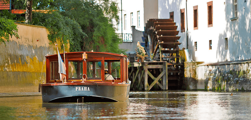 Vyhlídková plavba Pražskými Benátkami a vstup do Muzea Karlova mostu