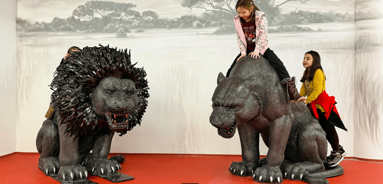 Steel Art Museum na Starém Městě: úžasný svět sci-fi, pohádek, komiksů i luxusních aut 