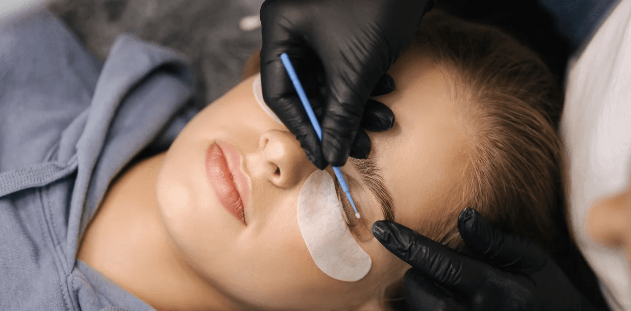 Úprava obočí brow bar – barvení hennou