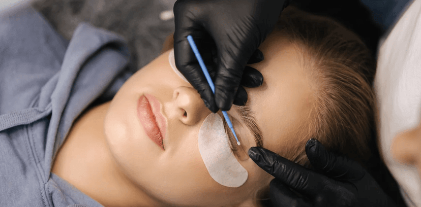 Úprava obočí brow bar – barvení hennou