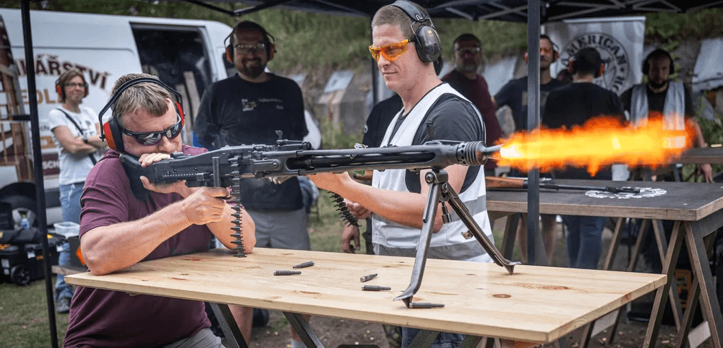 Zážitková střelba: americké válečné zbraně, kulomety, pušky i krátké pistole, až 80 výstřelů 