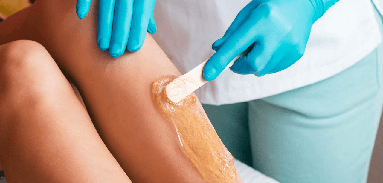 Hladká pokožka díky depilaci cukrovou pastou: horní ret, podpaží, celé ruce nebo nohy 