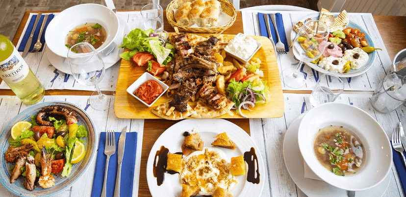 Řecké degustační menu pro 2 osoby: mořské plody, masový talíř, mix dezertů i aperitiv