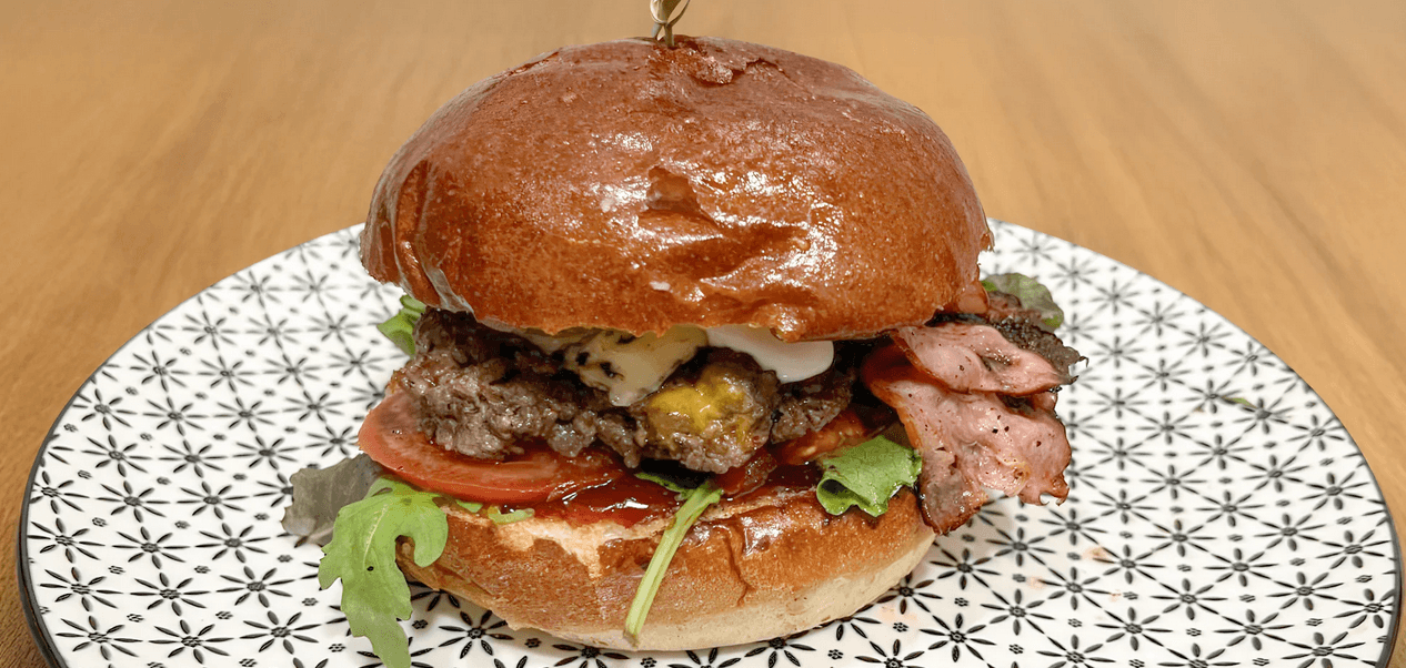 200g hovězí burger dle výběru: klasický, cheeseburger, BBQ, jalapeños i piri piri 