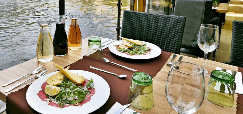 Karafa vína a carpaccio pro 2 s výhledem na Karlův most