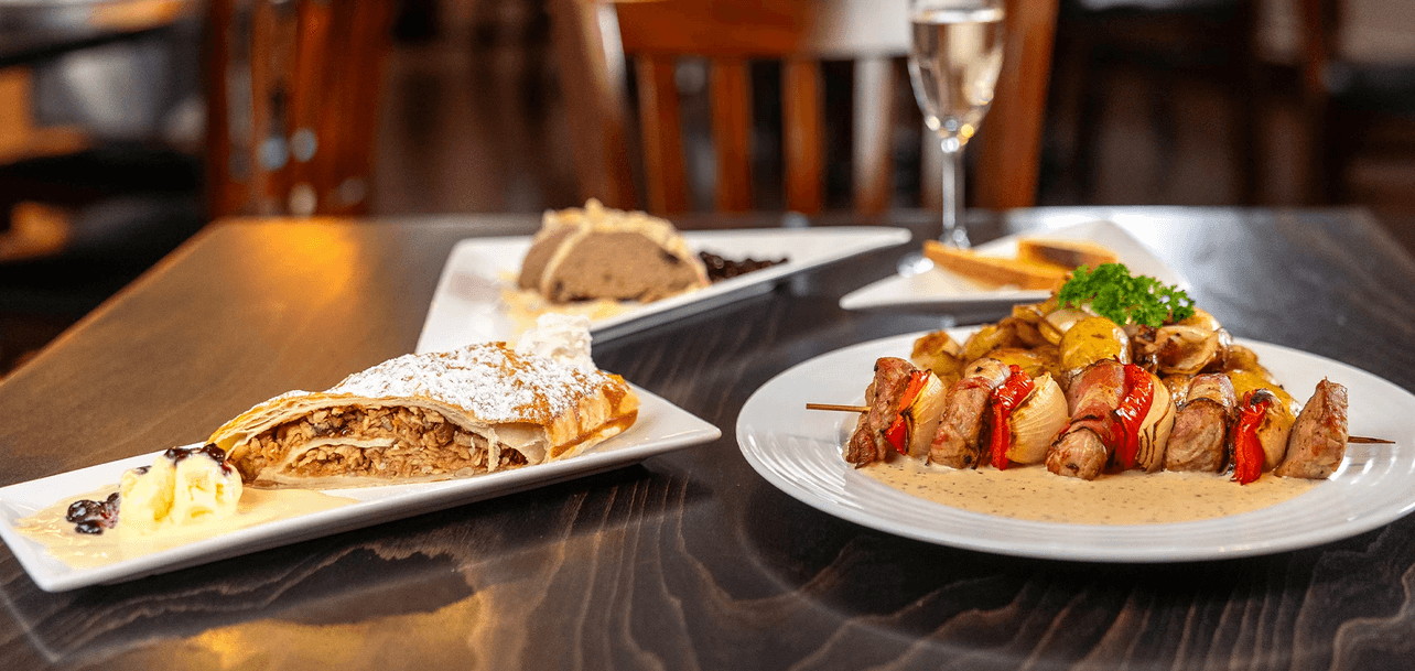 Tříchodové menu pro 2 osoby: kachní paštika, špíz z vepřové panenky a štrúdl se zmrzlinou i prosecco 