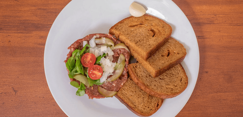 Tatarský biftek z hovězího masa Angus z českého domácího chovu