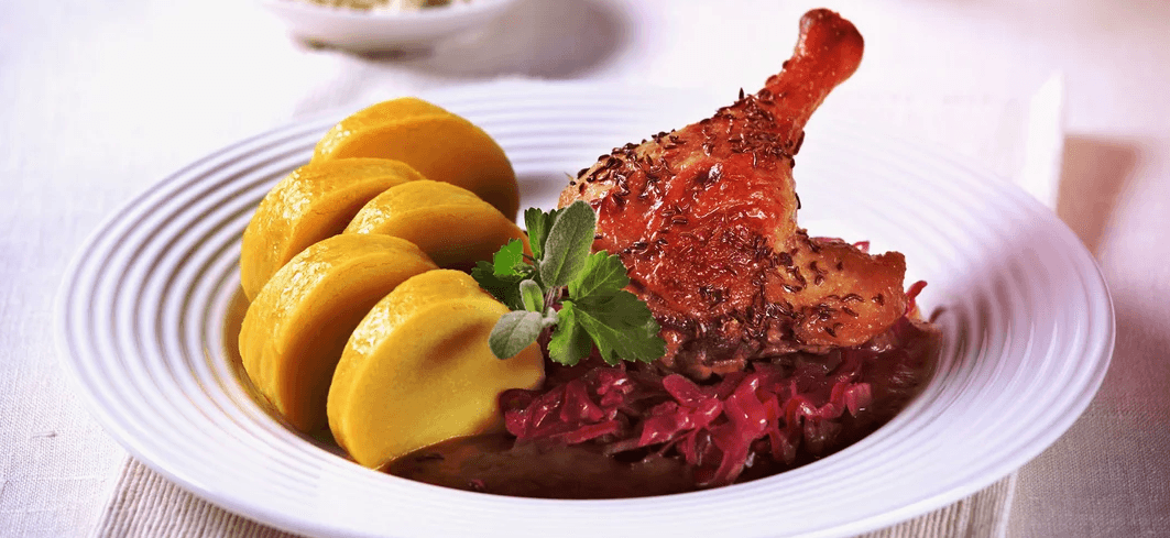 Kachní menu pro 2 osoby: silný kachní vývar, čtvrtka kachny s variací knedlíků a výtečný dezert