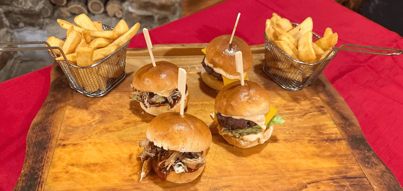 Miniburgerová hostina pro dva ve vyhlášené pivnici: trhané vepřové a hovězí