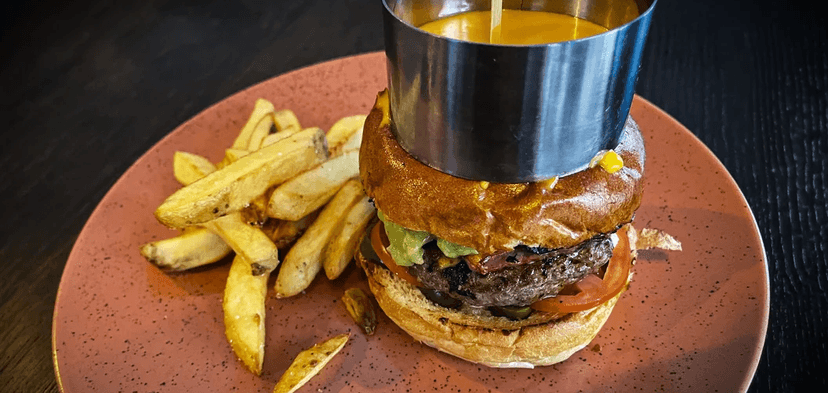 Pecka pro milovníky čedaru: cheeseburger se sýrovou omáčkou a hranolky