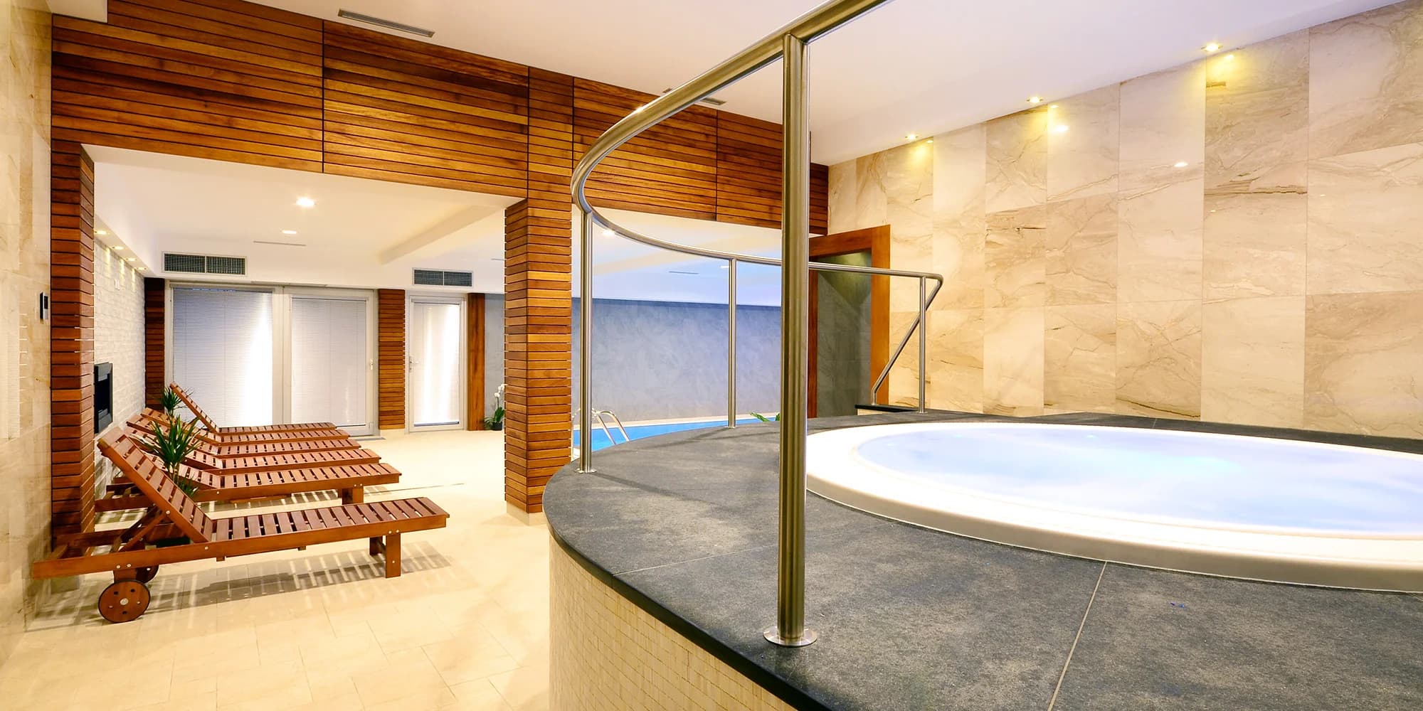 90 minut v privátním wellness až pro 4 osoby: vířivka, bazén nebo i sauna