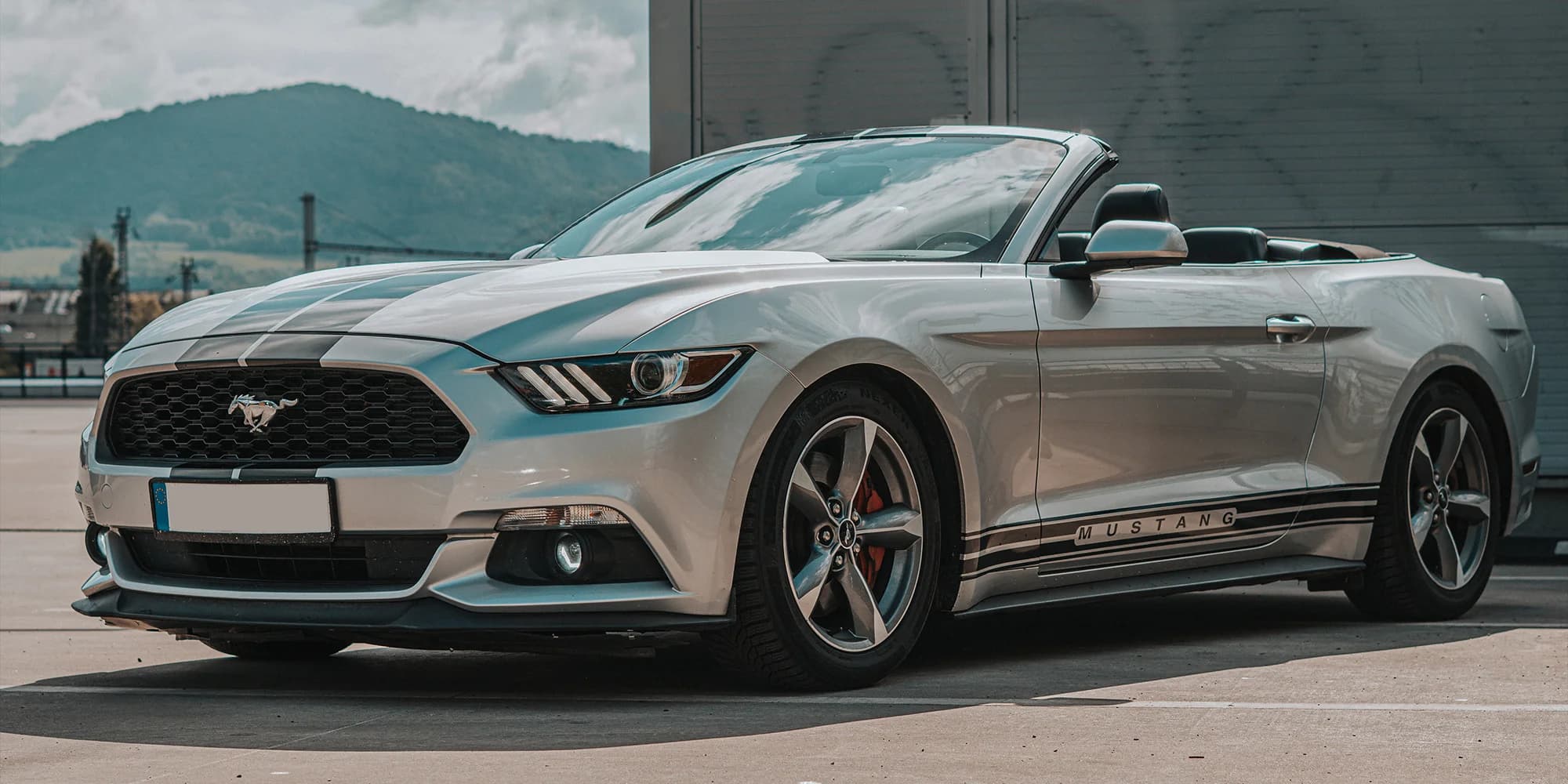 Vítr ve vlasech: zážitková jízda s focením i pronájem Fordu Mustang Cabriolet