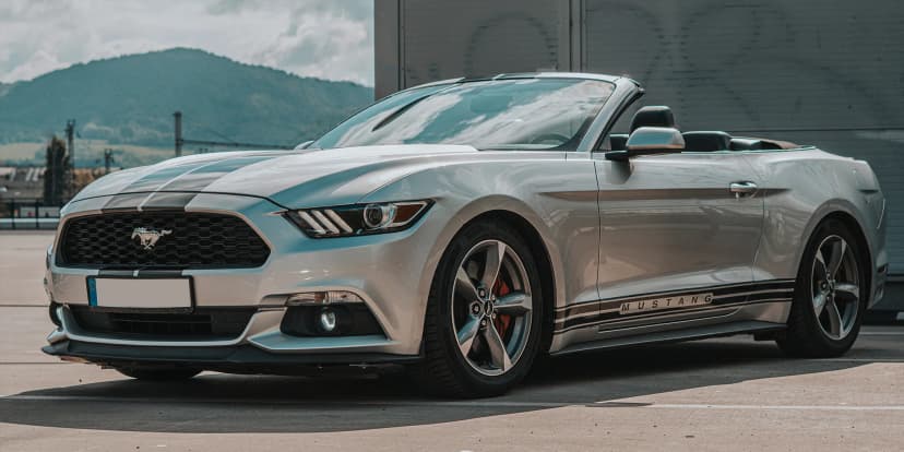 Vítr ve vlasech: zážitková jízda s focením i pronájem Fordu Mustang Cabriolet