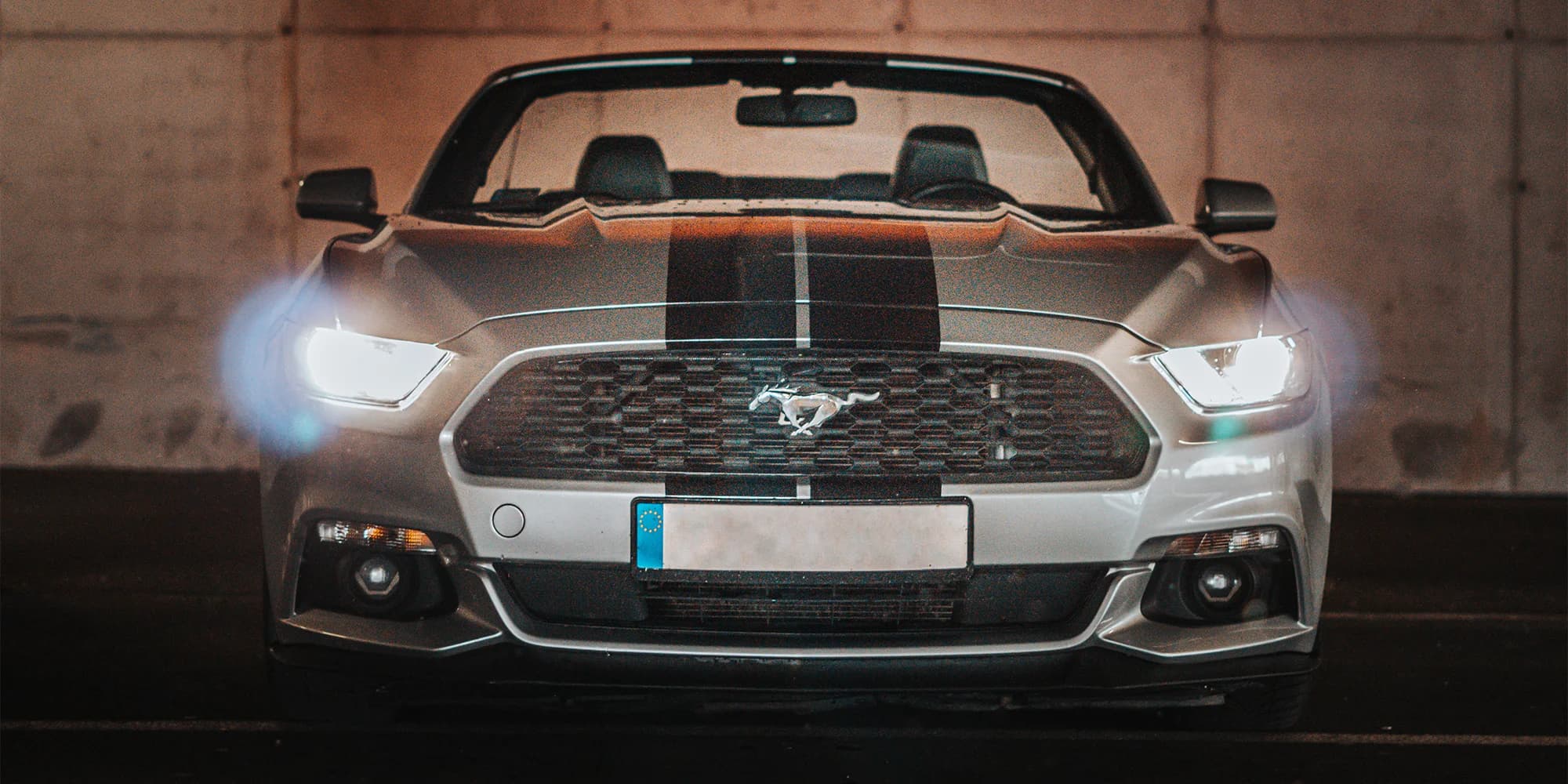 Vítr ve vlasech: zážitková jízda s focením i pronájem Fordu Mustang Cabriolet