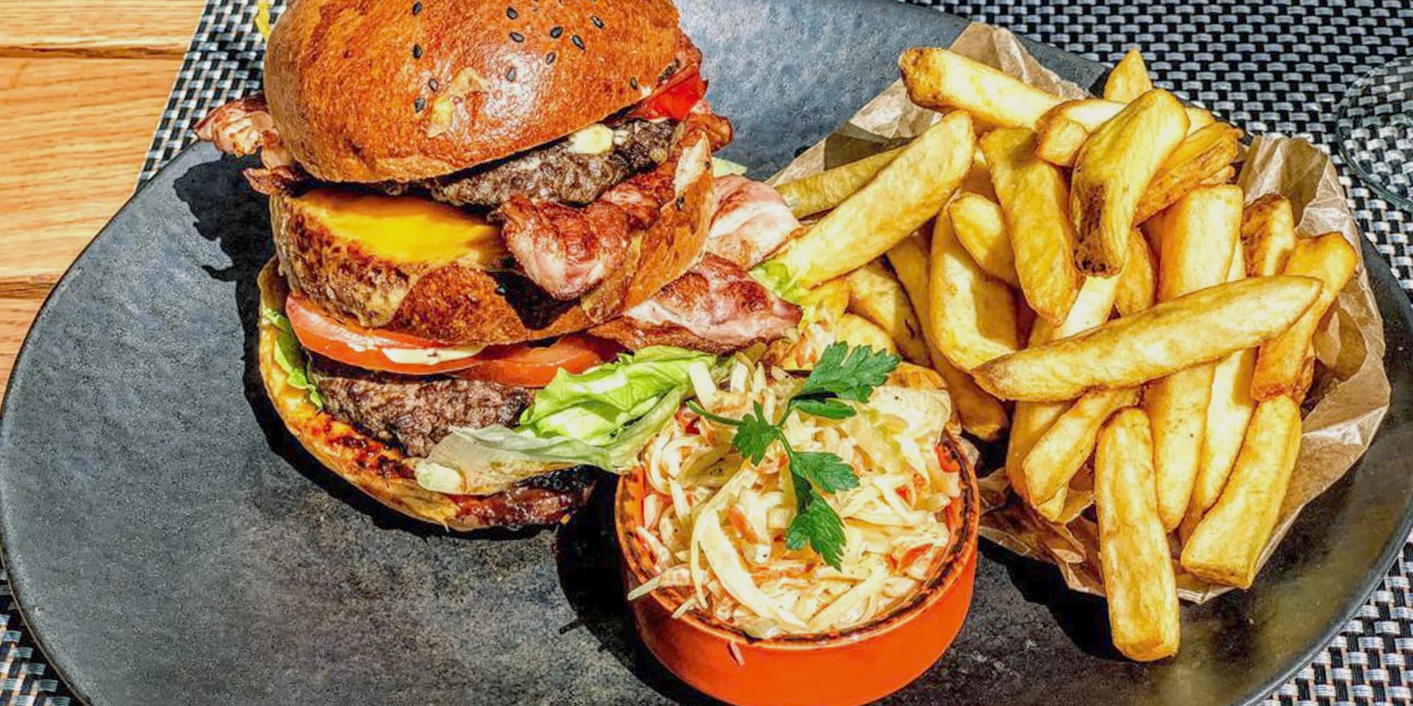 Burger z vyzrálého hovězího, farmářské hranolky, coleslaw, tatarka a nachos v centru Plzně