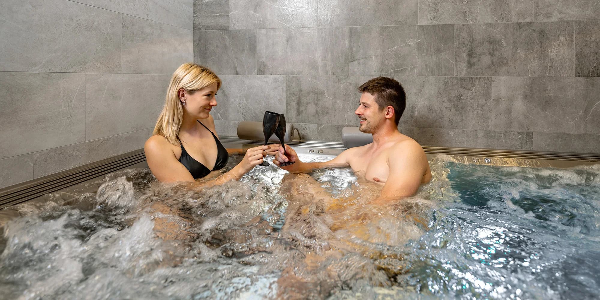 2 hodiny v privátním wellness pro dva: finská nebo bio (tropická) sauna i vířivka