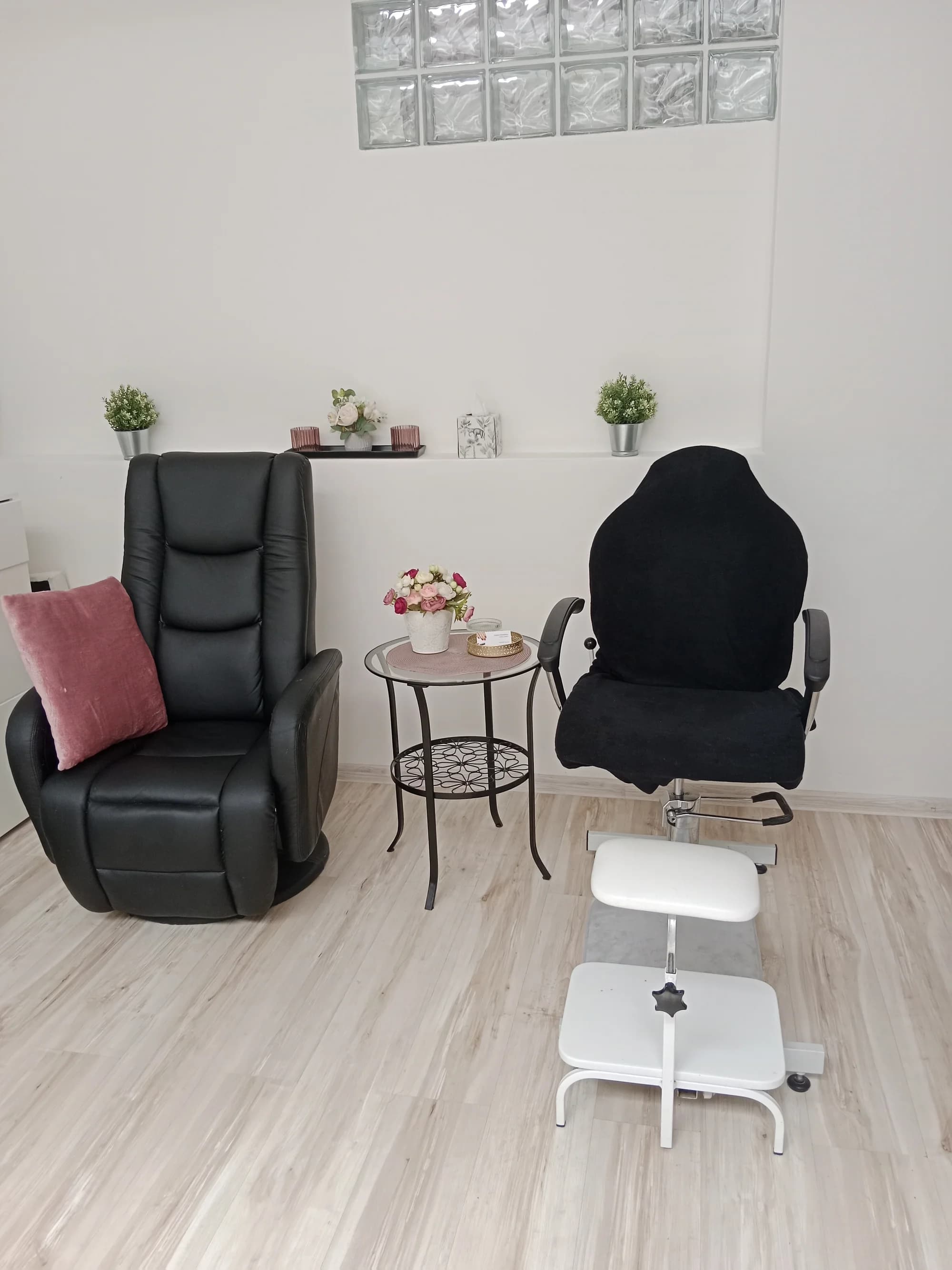 Základní manikúra nebo pedikúra včetně masáže i lakování gel lakem