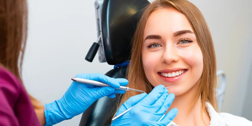 Vstupní vyšetření na dentální hygieně pro zářivý a zdravý úsměv