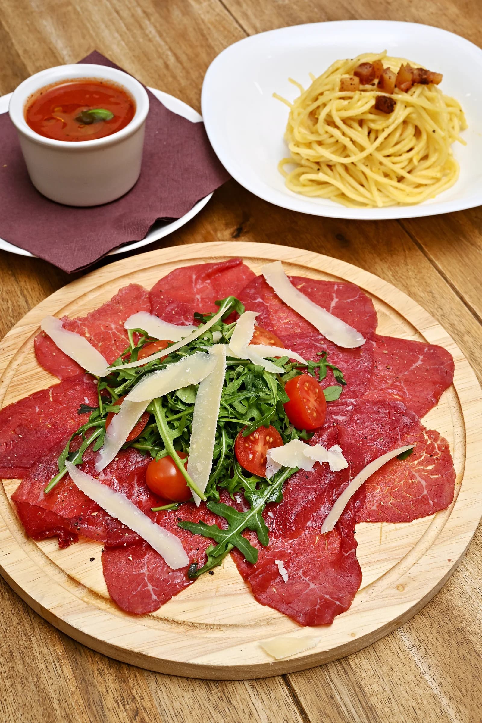 Italské 4chodové menu pro dva: carpaccio, polévka, pinsa či spaghetti a zmrzlina