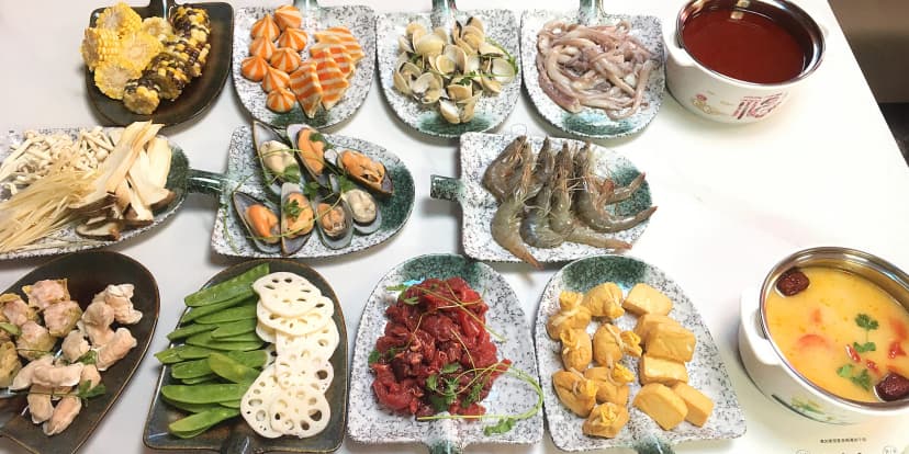 Hot pot all you can eat: výběr z polévek a velkého množství ingrediencí, 1-2 osoby