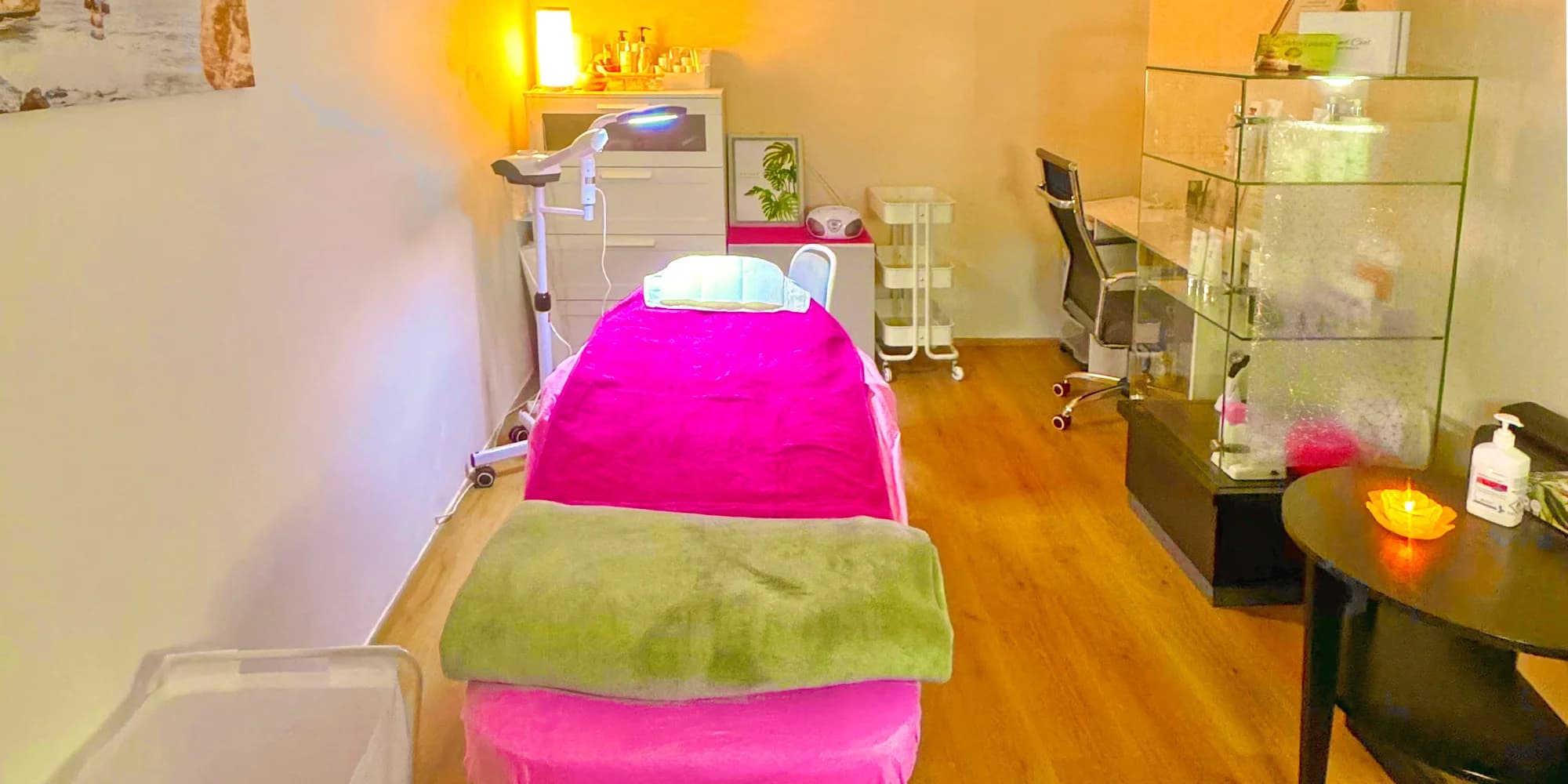 Ošetření pleti přírodní kosmetikou včetně masáže, možnost ultrazvukové špachtle i úpravy obočí