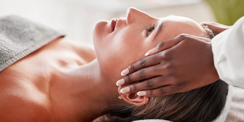 Ošetření pleti přírodní kosmetikou včetně masáže, možnost ultrazvukové špachtle i úpravy obočí