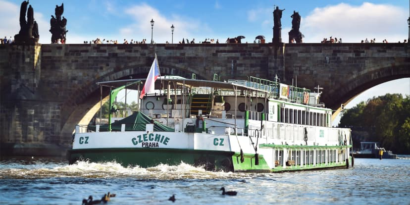 Vyhlídková plavba po Vltavě na 1 nebo 2 hodiny, pro děti i dospělé i s rautem