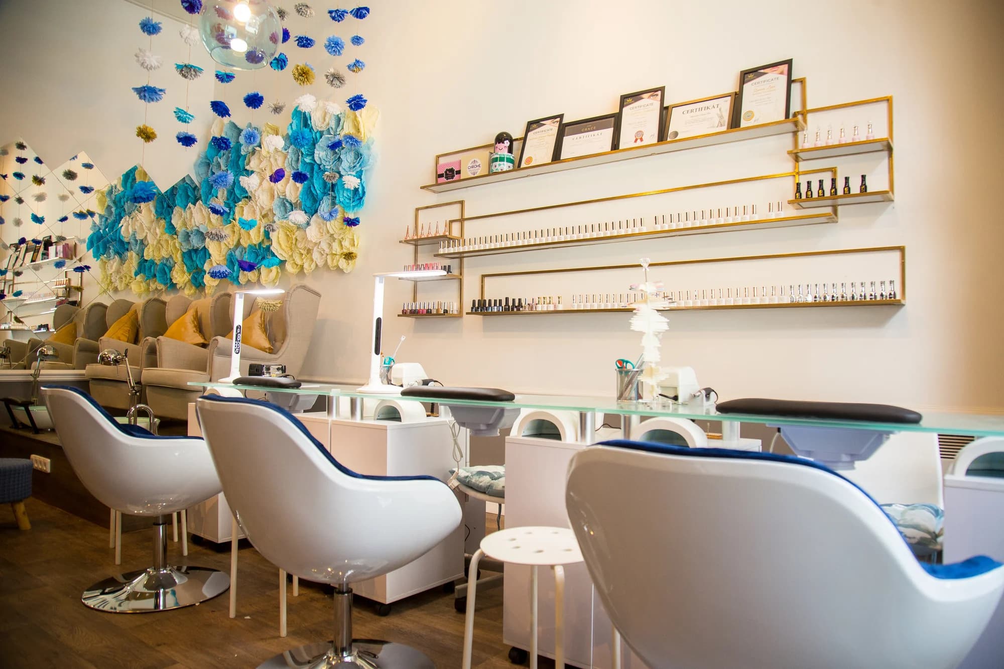 Manikúra s gel lakem nebo modelace gelových nehtů či doplnění