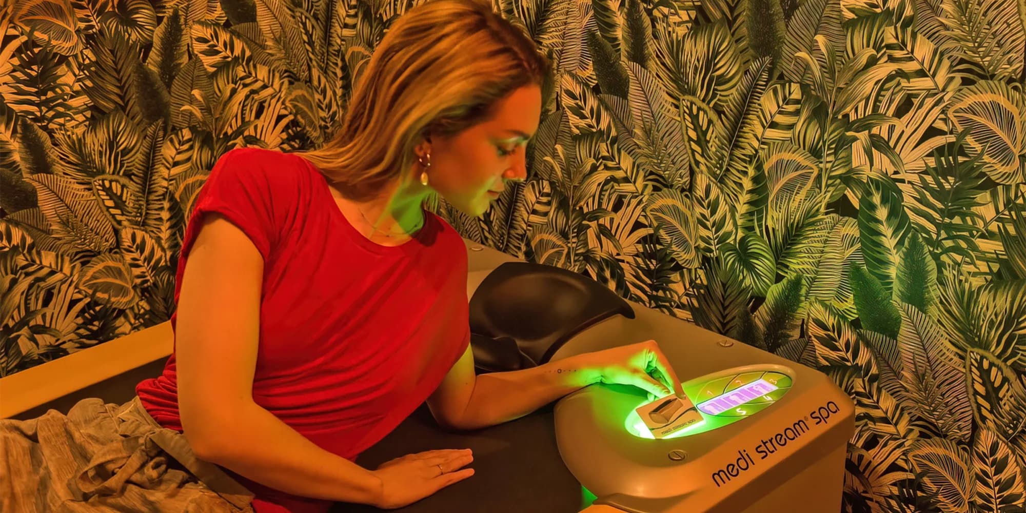 Bylinná koupel, sauna, wellness i čtyřchodová večeře s vínem pro 2 osoby