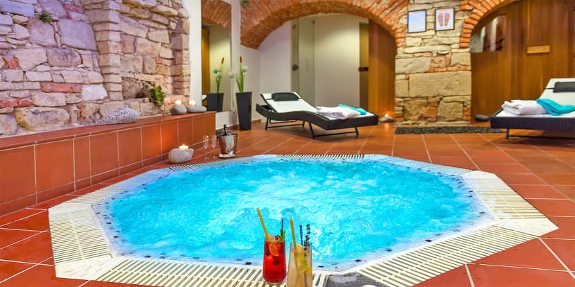 Bylinná koupel, sauna, wellness i čtyřchodová večeře s vínem pro 2 osoby