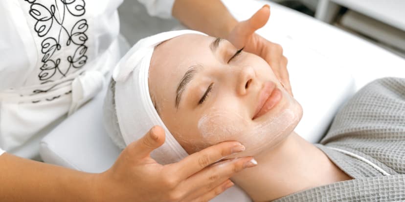 Ruční či přístrojové kosmetické ošetření: královská kosmetika, omlazení, léčba akné i maderoterapie