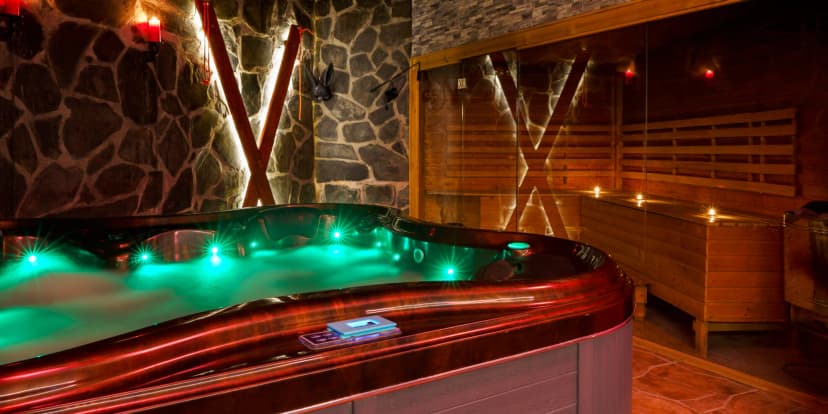 Romantika v privátním wellness: krb, sauna a vířivka na 2 hod. nebo celou noc