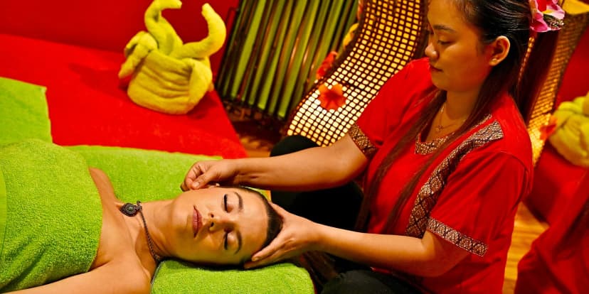 Hřejivý dotek Thajska: masáž nahřívaným olejem, bylinnými měšci či lávovými kameny