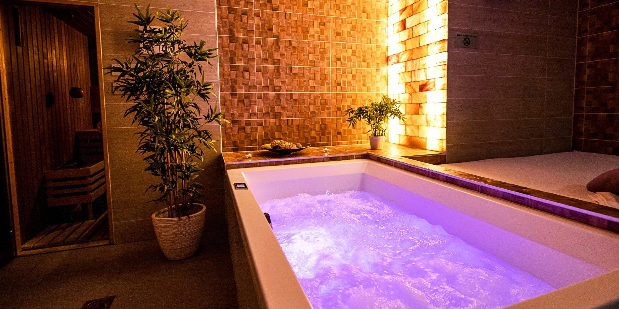 Romantický wellness balíček podle výběru: 90–210 min. privátního relaxu i masáž