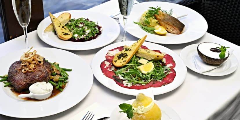 Speciální steakové tříchodové menu s výhledem na Karlův most pro 1 či 2 osoby